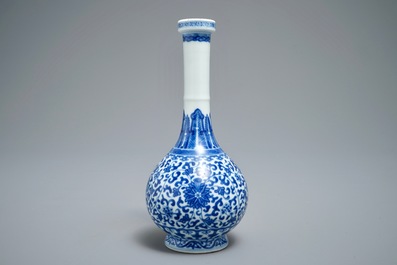 19-20世纪 清雍正 青花长颈瓶