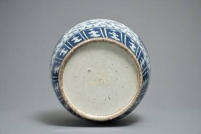 Un pot en porcelaine de Chine bleu et blanc aux rinceaux de lotus, 19&egrave;me