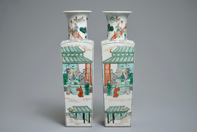 Une paire de vases de forme carr&eacute; en porcelaine de Chine famille verte, 19&egrave;me