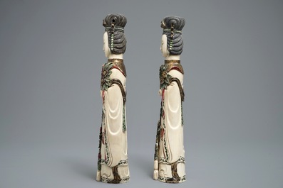 Une paire de figures de femmes en ivoire polychromes, Chine, 1&egrave;re moiti&eacute; du 20&egrave;me