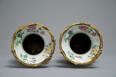 Une paire de vases aux montures en bronze ormolu en porcelaine de Chine famille rose sur fond c&eacute;ladon, 19&egrave;me