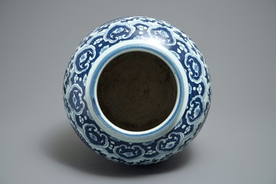 Een Chinese blauwwitte pot met decor van lotusslingers, 19e eeuw