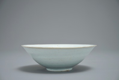 Un bol en porcelaine de Chine qingbai &agrave; d&eacute;cor floral sous gla&ccedil;ure, Song ou Ming