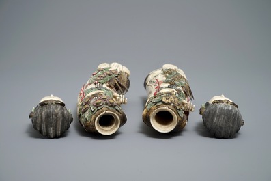 Une paire de figures de femmes en ivoire polychromes, Chine, 1&egrave;re moiti&eacute; du 20&egrave;me