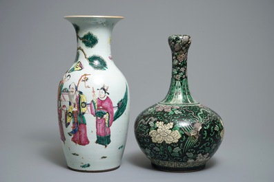 Een Chinese famille noire knobbelvaas en een famille rose vaas met figuren, 19e eeuw