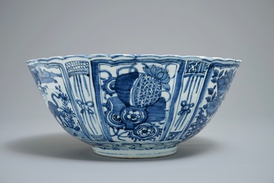 A large Chinese blue and white kraak porcelain bowl with a tiger, Wanli