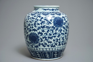 Un pot en porcelaine de Chine bleu et blanc aux rinceaux de lotus, 19&egrave;me