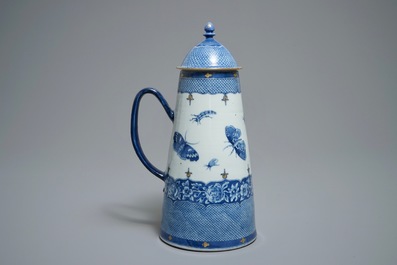 Une chocolati&egrave;re &agrave; d&eacute;cor d'insectes d'apr&egrave;s Merian en porcelaine de Chine bleu et blanc de l'Atelier Pronk, Qianlong, vers 1740