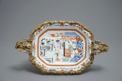 Un plat profond de forme octagonale en porcelaine de Chine dans sa monture en bronze dor&eacute;, Yongzheng et 19&egrave;me