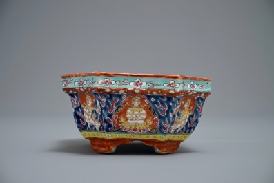 A Chinese famille rose Bencharong-style jardini&egrave;re for the Thai market, 19th C.