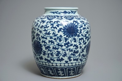 Een Chinese blauwwitte pot met decor van lotusslingers, 19e eeuw