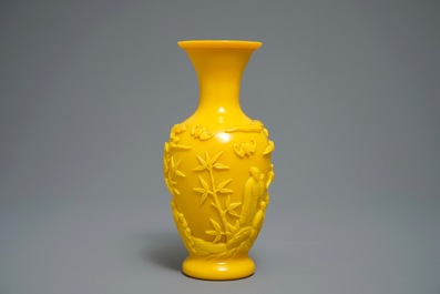 A Chinese Beijing glass vase with figures, Qianlong mark, 19/20th C.