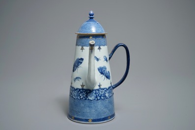 Een Chinese blauwwitte 'Pronk'-atelier chocoladekan met insecten naar Merian, Qianlong, ca. 1740