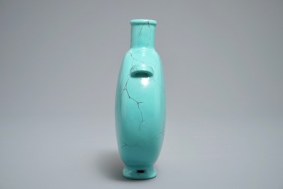 Un vase en forme de lune en porcelaine de Chine faux-turquoise, marque de Qianlong, 20&egrave;me