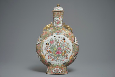 Een grote Chinese Canton famille rose moonflask met deksel, 19e eeuw