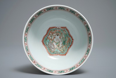 Un bol en porcelaine de Chine wucai &agrave; d&eacute;cor de gar&ccedil;ons avec des fleurs de lotus, &eacute;poque Transition