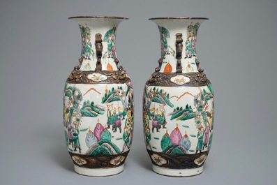 Une paire de vases en porcelaine dit &quot;de Nankin&quot; et une coupe en porcelaine famille verte de Canton, 19&egrave;me