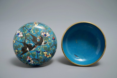 19世纪 带有花饰的掐死珐琅盘和带有鸟装饰的盒子