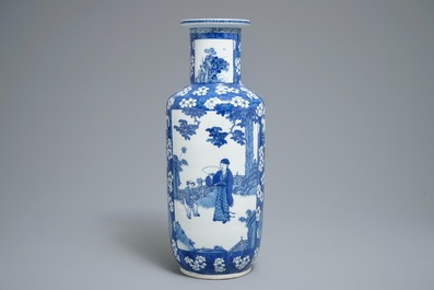 A Chinese blue and white rouleau vase with prunus on cracked ice, 19th C.