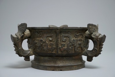 An unusual Chinese &lsquo;gui&rsquo; bronze ritual vessel of unusual shape with three ears, 18/19th C.