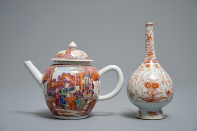 Un aspersoir en rouge de fer et dor&eacute; et une th&eacute;i&egrave;re &agrave; d&eacute;cor mandarin en porcelaine de Chine famille, Kangxi et Qianlong