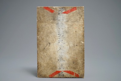 Een Chinese blauwwitte tegel of plaquette met ingekraste tekst, 19e eeuw