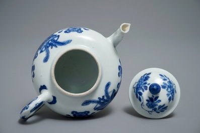 Een Chinese blauwwitte gedekselde theepot met decor van antiquiteiten, Kangxi