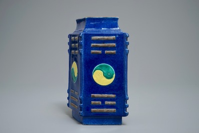 Un vase de type cong en forme de losange en porcelaine de Chine &agrave; fond bleu, 19&egrave;me