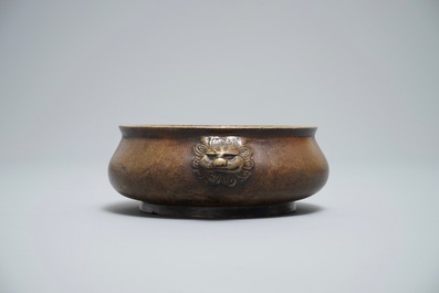 Un br&ucirc;le-parfum en bronze sur socle en bois, marque de Xuande, Chine, 18&egrave;me