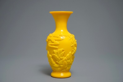 A Chinese Beijing glass vase with figures, Qianlong mark, 19/20th C.