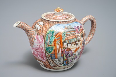 Een Chinese famille rose theepot en deksel met mandarijns decor, Qianlong