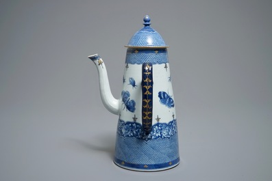 Een Chinese blauwwitte 'Pronk'-atelier chocoladekan met insecten naar Merian, Qianlong, ca. 1740