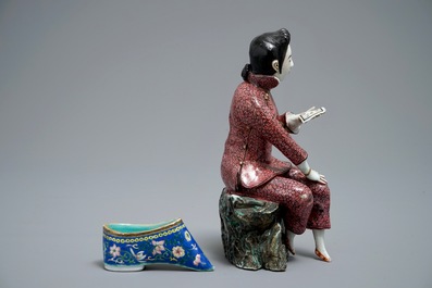 Een Chinese famille rose figuur van een dame en een miniatuur schoen, 19/20e eeuw