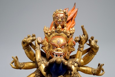 Een Sino-Tibetaanse verguld bronzen figuur van Mahakala met Yab-Yum, 19/20e eeuw