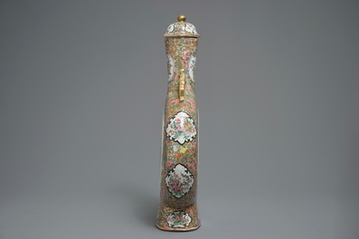 Een grote Chinese Canton famille rose moonflask met deksel, 19e eeuw