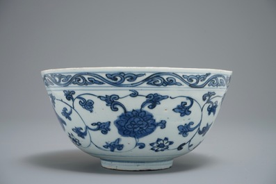 Un bol en porcelaine de Chine bleu et blanc aux rinceaux de lotus, Jiajing