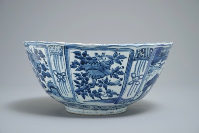 A large Chinese blue and white kraak porcelain bowl with a tiger, Wanli