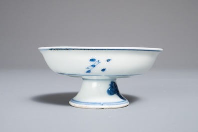 Une petite coupe sur piedouche en porcelaine de Chine bleu et blanc, marque de Chenghua, Wanli