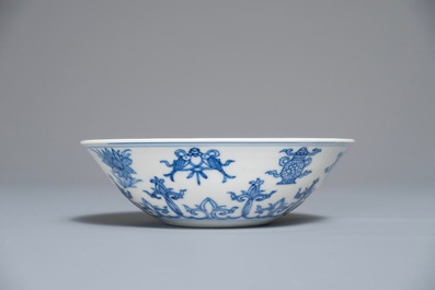 Un bol en porcelaine de Chine bleu et blanc aux symboles tao&iuml;stes, marque de Jiajing, Kangxi