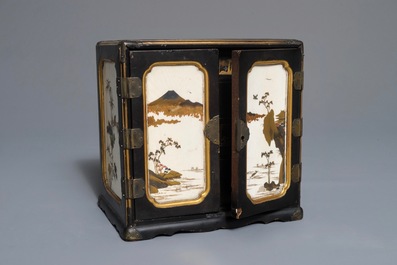 Een Japans miniatuur Shibayama kabinet met met lakwerk en bewerkt ivoor, Meiji, 19e eeuw