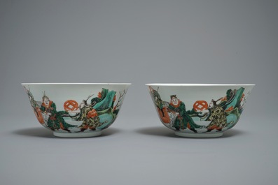 Une paire de bols en porcelaine de Chine famille verte &agrave; d&eacute;cor d'&eacute;l&eacute;phants, 19&egrave;me