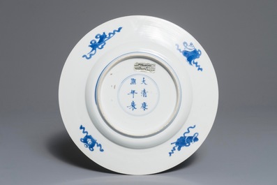 Een Chinese blauwwitte schotel met figuren in een kamer, Kangxi merk en periode