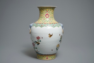 Un vase de forme hu en porcelaine de Chine famille rose &agrave; d&eacute;cor de cailles, marque de Jiaqing, 19/20&egrave;me