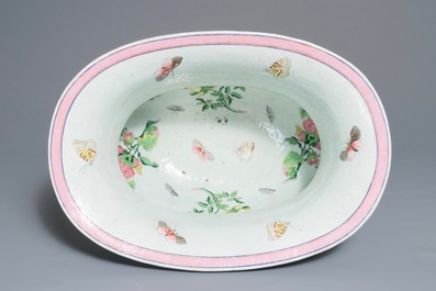 Een zeldzame Chinese famille rose 'Pronk'-stijl wijnkoeler, Qianlong, ca. 1740