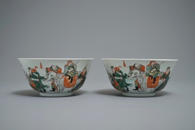 A pair of Chinese famille verte bowls with elephants, 19th C.