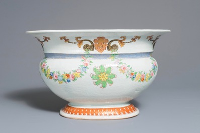 Un rafraichissoir &agrave; bouteilles en porcelaine de Chine famille rose d&rsquo;apr&egrave;s Pronk, Qianlong, vers 1740