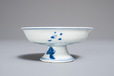 Une petite coupe sur piedouche en porcelaine de Chine bleu et blanc, marque de Chenghua, Wanli