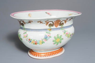 Un rafraichissoir &agrave; bouteilles en porcelaine de Chine famille rose d&rsquo;apr&egrave;s Pronk, Qianlong, vers 1740