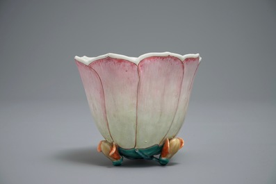 Une grande tasse et soucoupe en porcelaine de Chine famille rose en forme de magnolia, Yongzheng