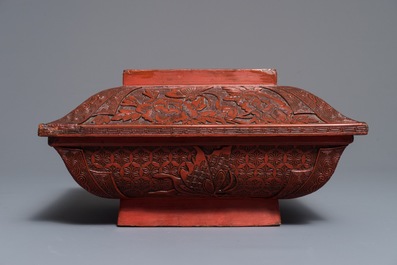 Een Chinese vierkante dekselkom in rood lakwerk met een qilin, 17/18e eeuw